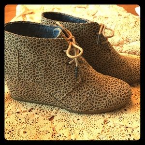 Toms wedges